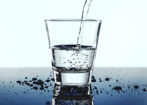 天然水は家庭でも飲食店でも使用する価値がある【実例あり】